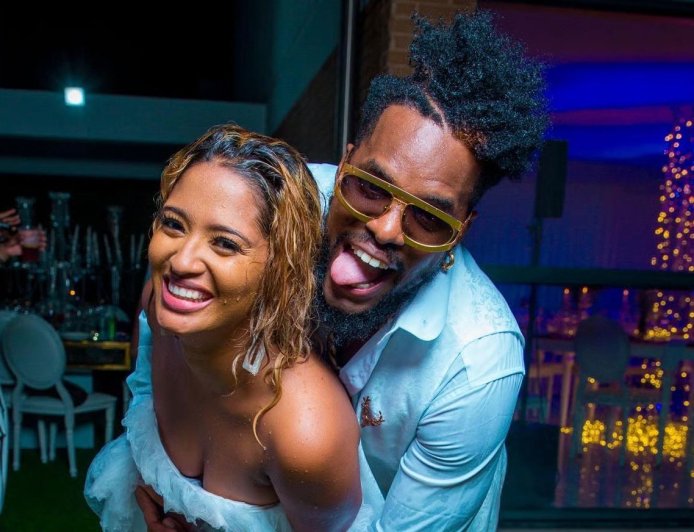 Rei do Amor exalta amor pela esposa e diz: "Não sou ninguém sem ela"