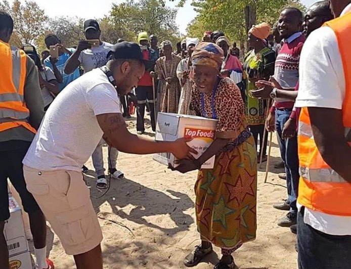 Dji Tafinha inicia campanha solidária no Cunene com doações alimentícias