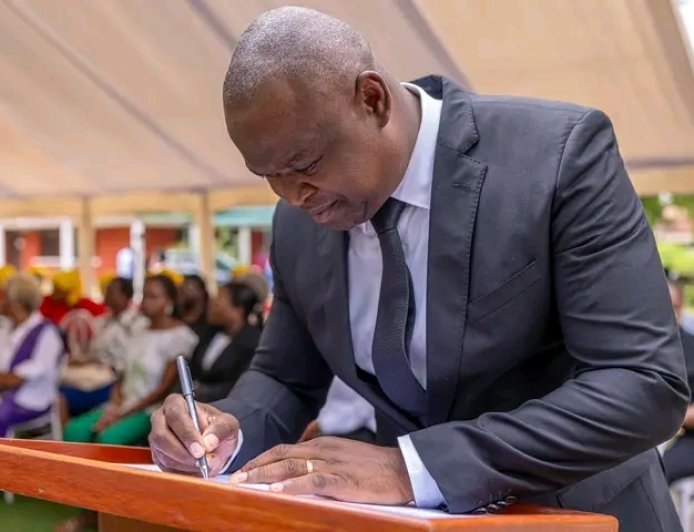 Manuel Homem rende as últimas homenagem ao tenente-geral  Miguel Vicente Neto