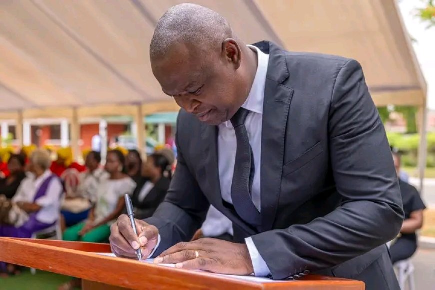 Manuel Homem rende as últimas homenagem ao tenente-geral  Miguel Vicente Neto