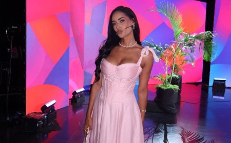 Micaela Reis exibi sua beleza jovial no vestido arosado