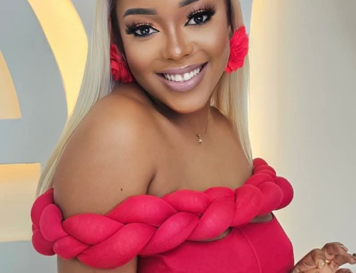 Maya Zuda reaparece com uma beleza impecável 