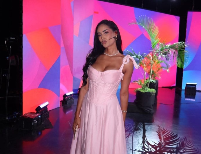 Micaela Reis exibi sua beleza jovial no vestido arosado