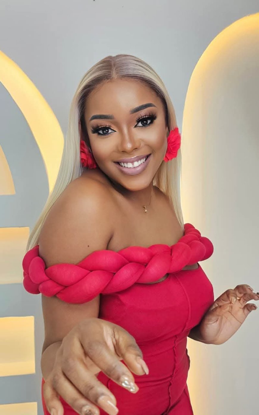 Maya Zuda reaparece com uma beleza impecável 