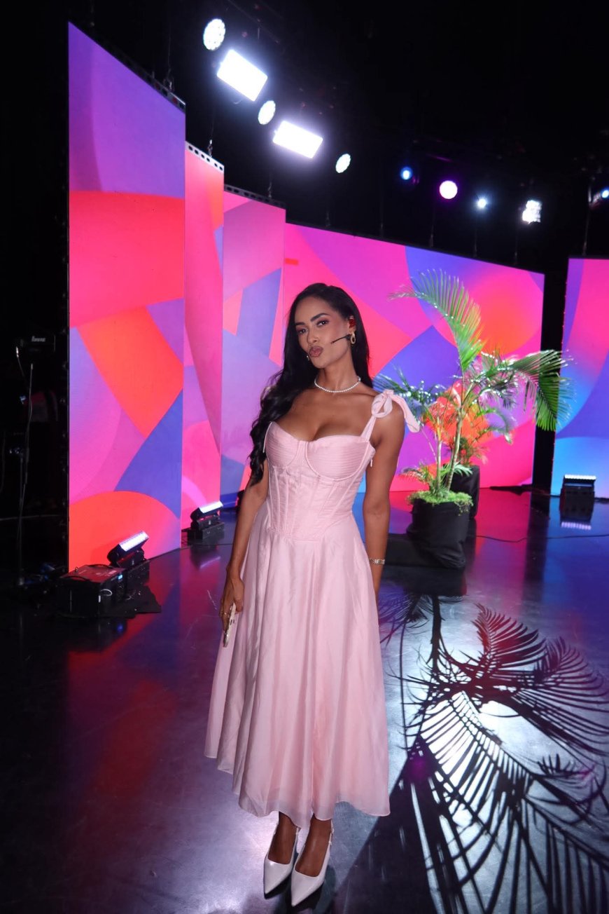 Micaela Reis exibi sua beleza jovial no vestido arosado